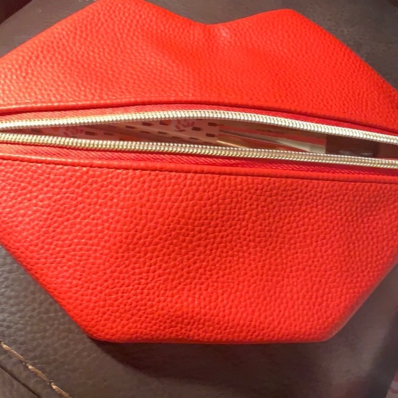 New Berry kissable brush set not tested on animals brand new in pouch - Picture 4 of 5